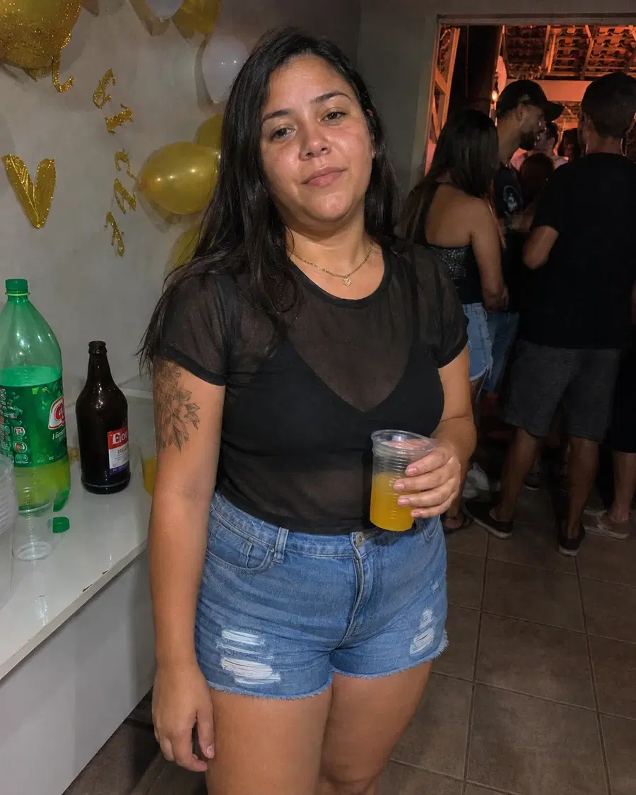 Sensual festa antes da melhoria com IA